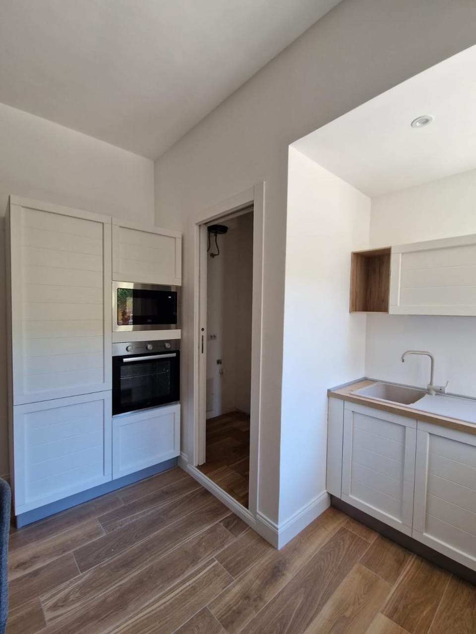 Kitchen or kitchenette, oven, stove