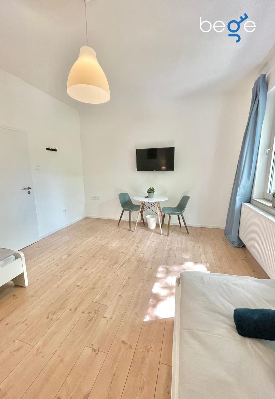 Bed, TV and multimedia, Photo of the whole room, Seating area, Bedroom