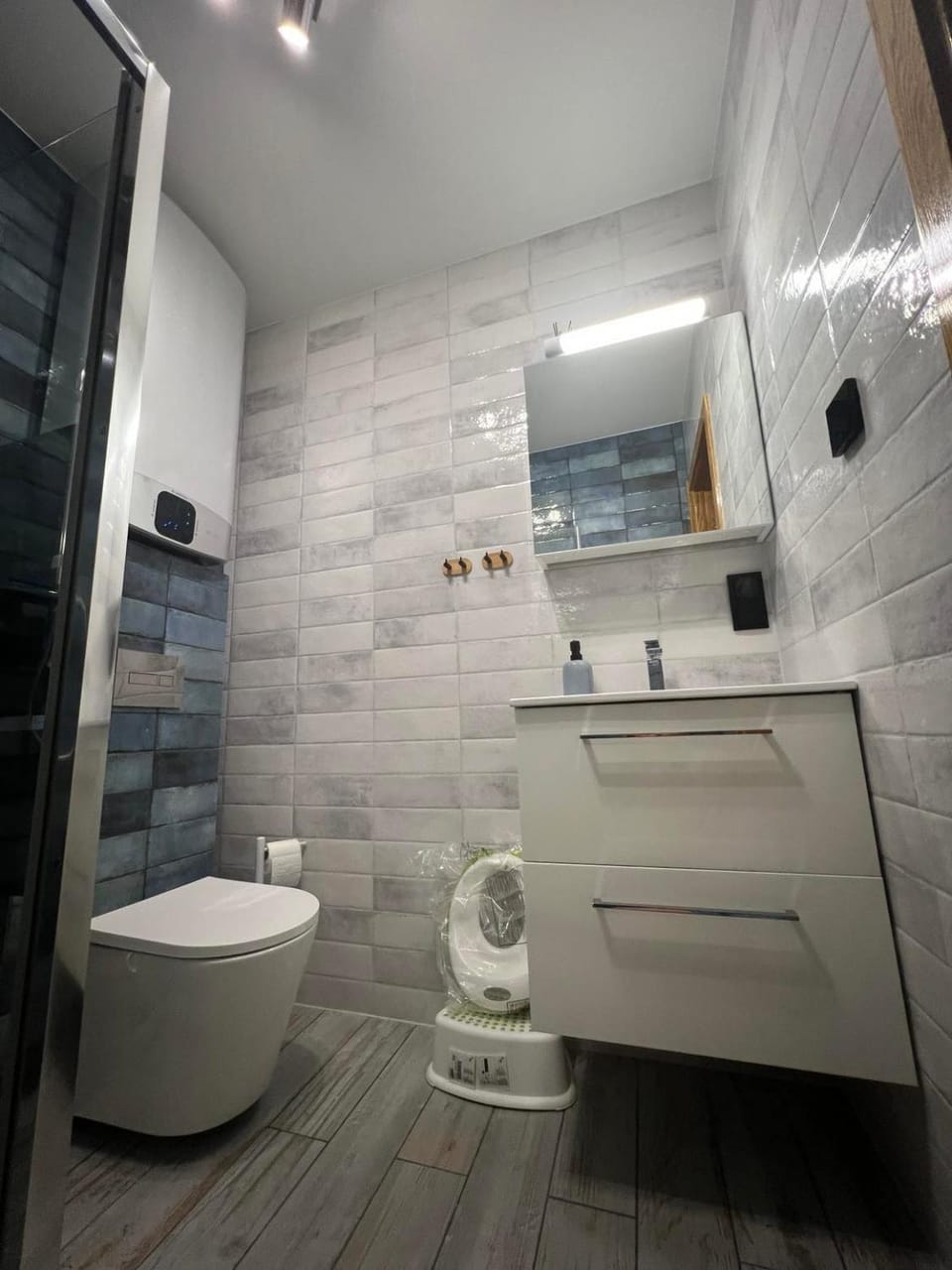 Shower, Toilet, Bathroom, towels