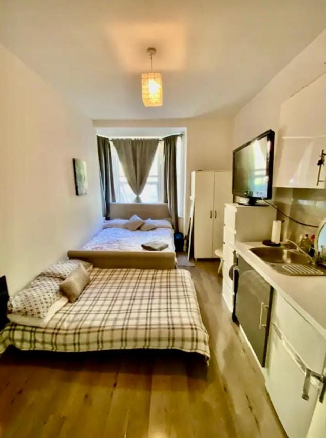 modern studio Apartment sleeps 4 people opposite Westfield Shepherds bush Apartment in London