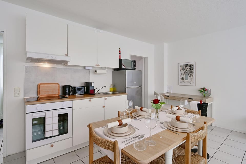 Coffee/tea facilities, Kitchen or kitchenette, Food and drinks, Dining area, Food, dishwasher, oven, toaster