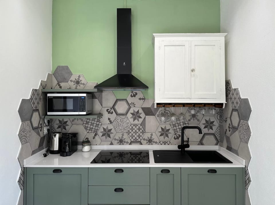Coffee/tea facilities, Kitchen or kitchenette, stove