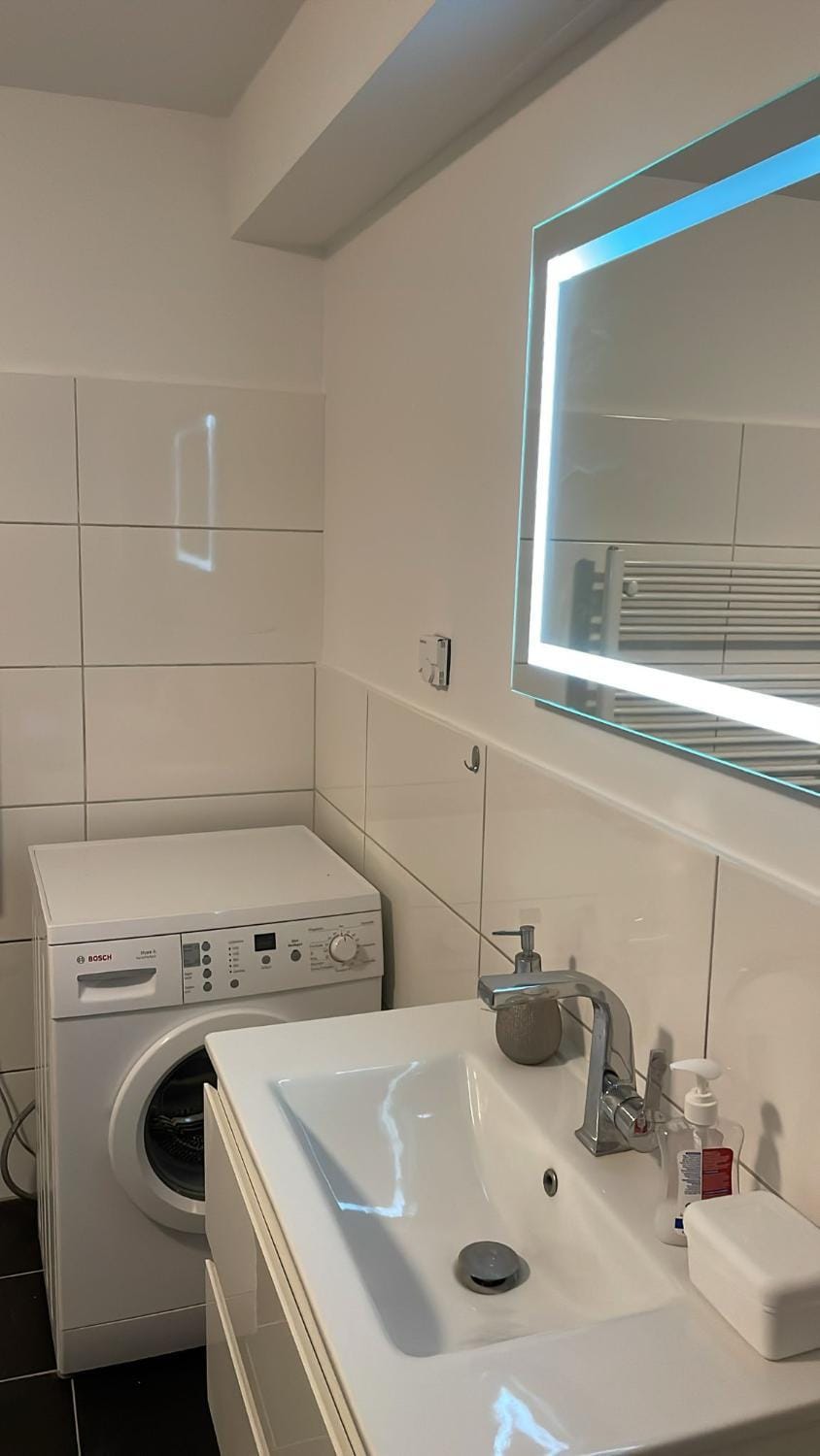 Sch1 Schleswiger Str.19,30165 Hannover,UG,2 x SZ ( 2 x Doppelbett ) Apartment in Hanover