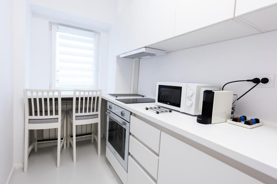 Coffee/tea facilities, Kitchen or kitchenette, oven, stove, kitchen