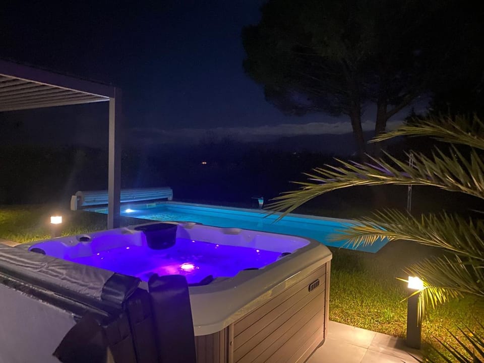 Magnifique villa avec piscine, Jacuzzi et Baignoire Balnéo Villa in Provence