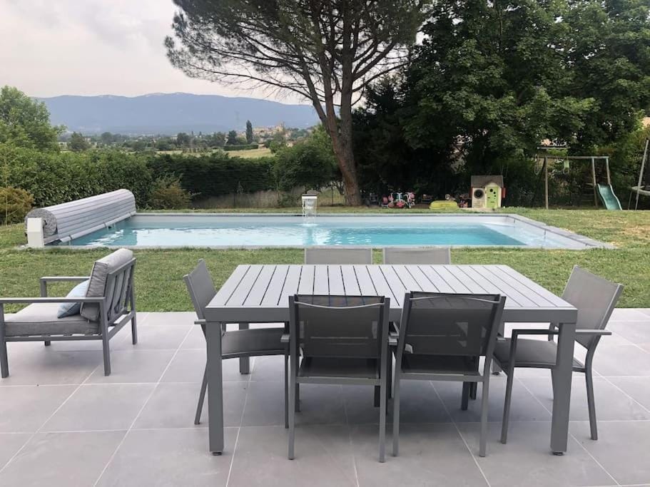 Magnifique villa avec piscine, Jacuzzi et Baignoire Balnéo Villa in Provence