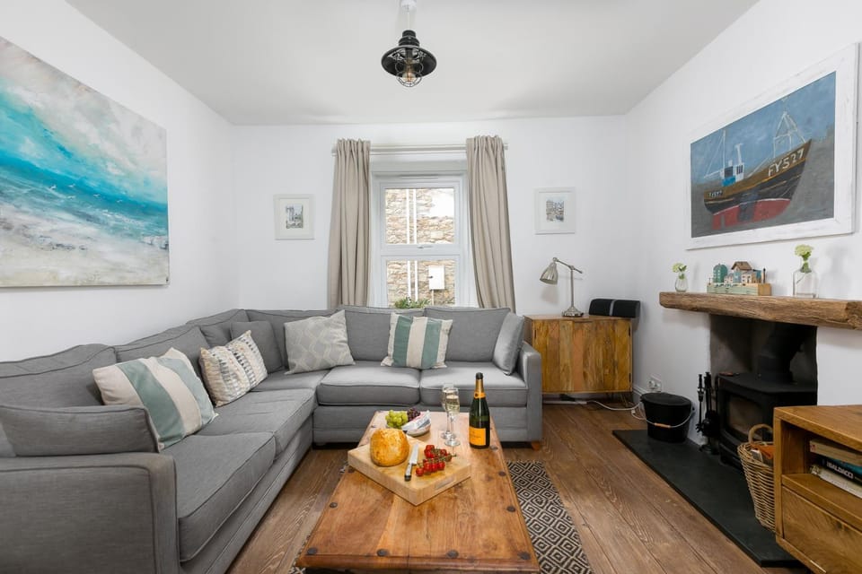 Property building, TV and multimedia, Living room, Seating area