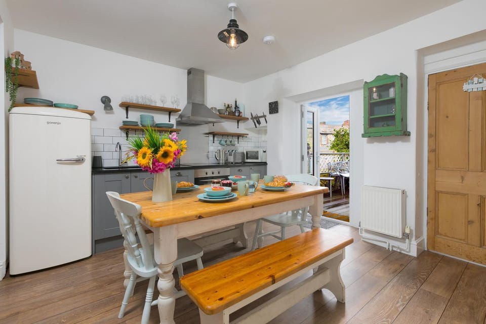 Property building, Kitchen or kitchenette, Dining area, dishwasher, oven, pet friendly, stove