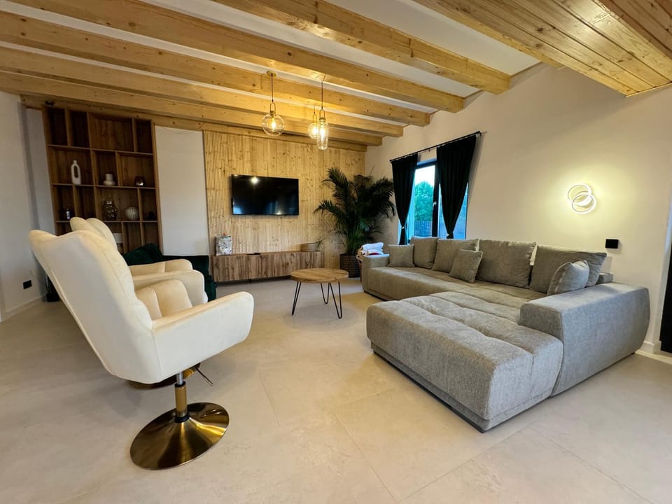 TV and multimedia, Living room, Seating area, Evening entertainment