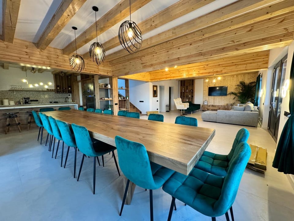 Kitchen or kitchenette, Living room, Seating area, Dining area