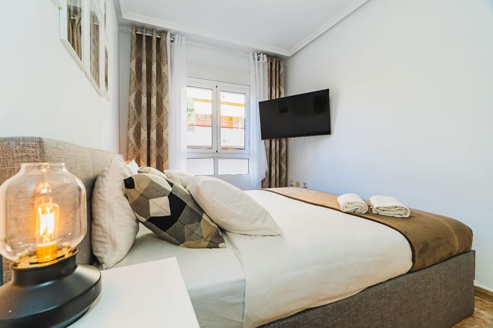 Bed, TV and multimedia, Bedroom