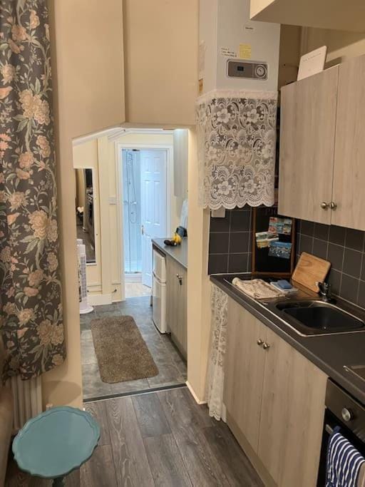 Kitchen or kitchenette, microwave, toaster, washing machine