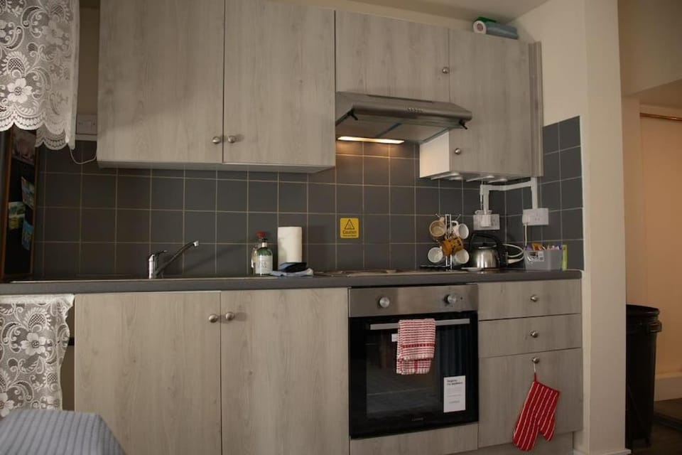 Coffee/tea facilities, Kitchen or kitchenette, oven, stove