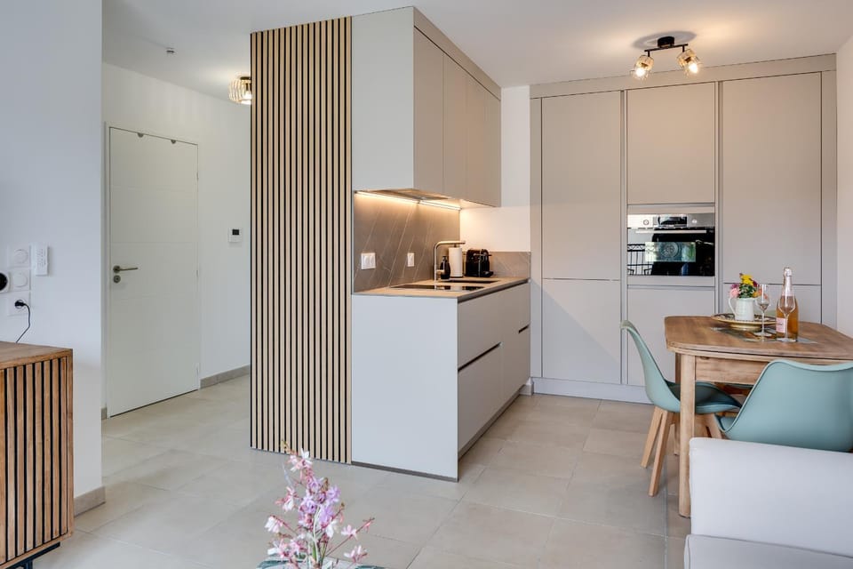 Coffee/tea facilities, Kitchen or kitchenette, Dining area, dishwasher, microwave, oven, stove, washing machine