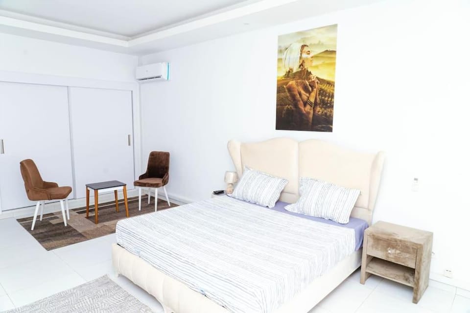 Bed, Photo of the whole room, Seating area, Bedroom, air conditioner