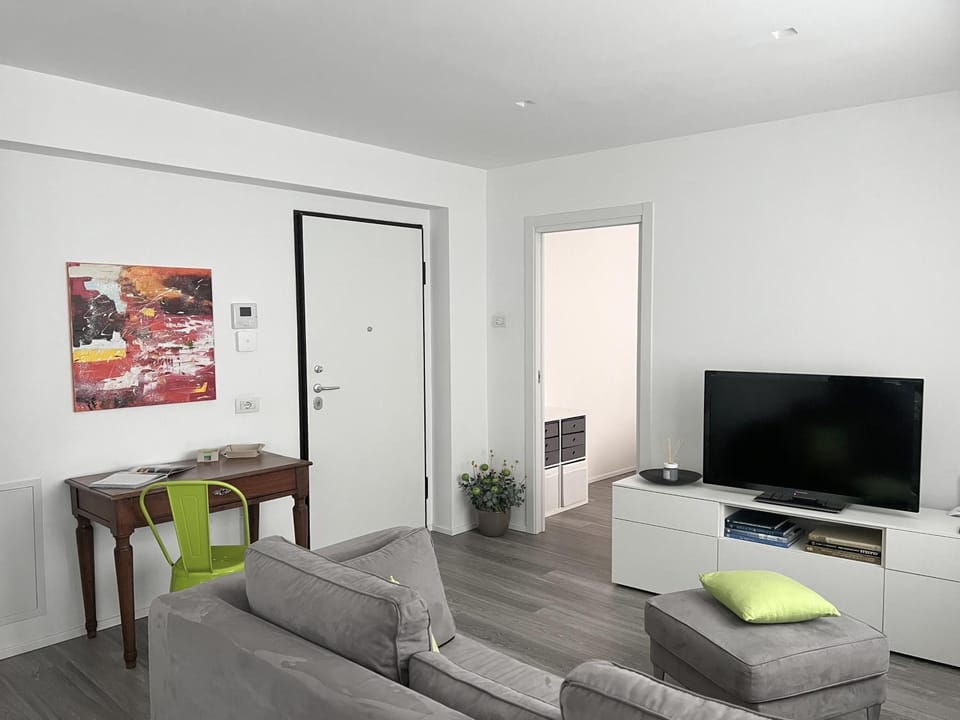 TV and multimedia, Living room, Seating area, Evening entertainment