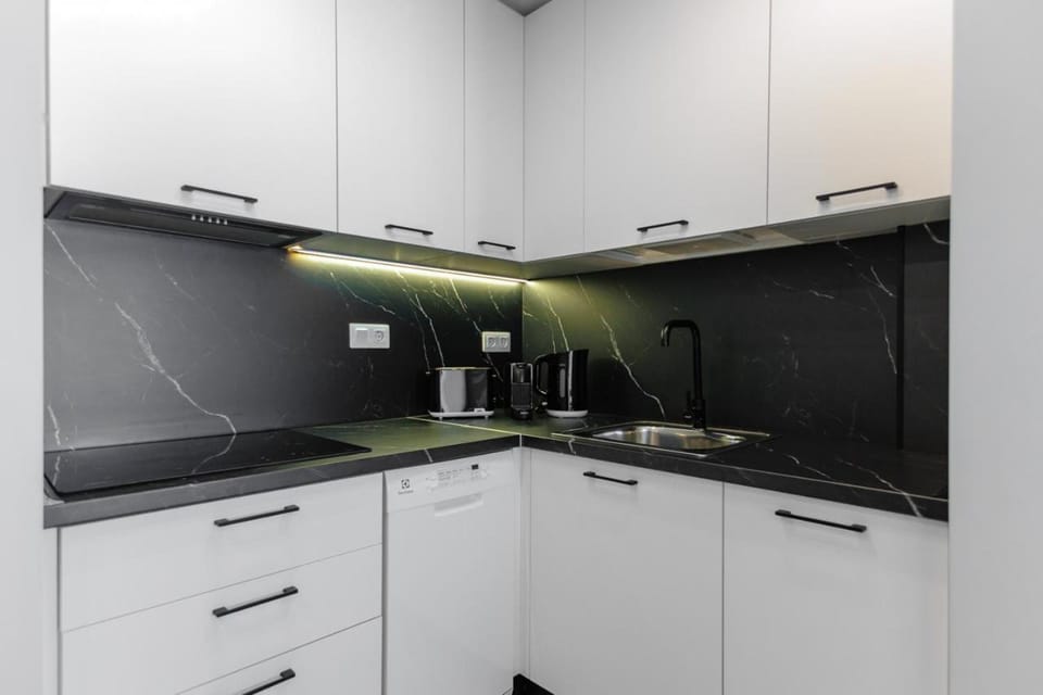 Coffee/tea facilities, Kitchen or kitchenette, stove