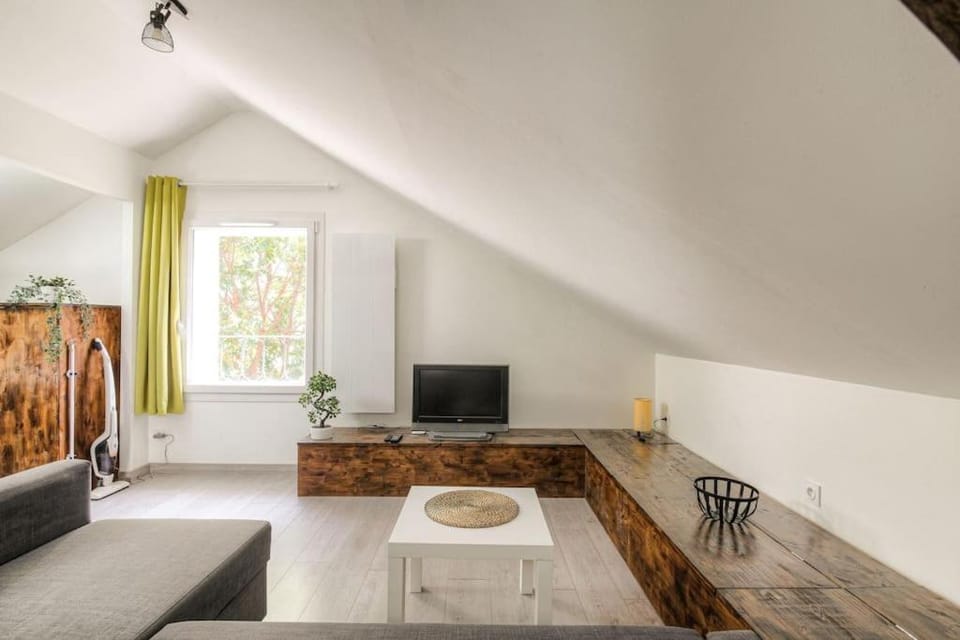 Loft charmant dans maison de ville, Villeurbanne Apartment in Villeurbanne