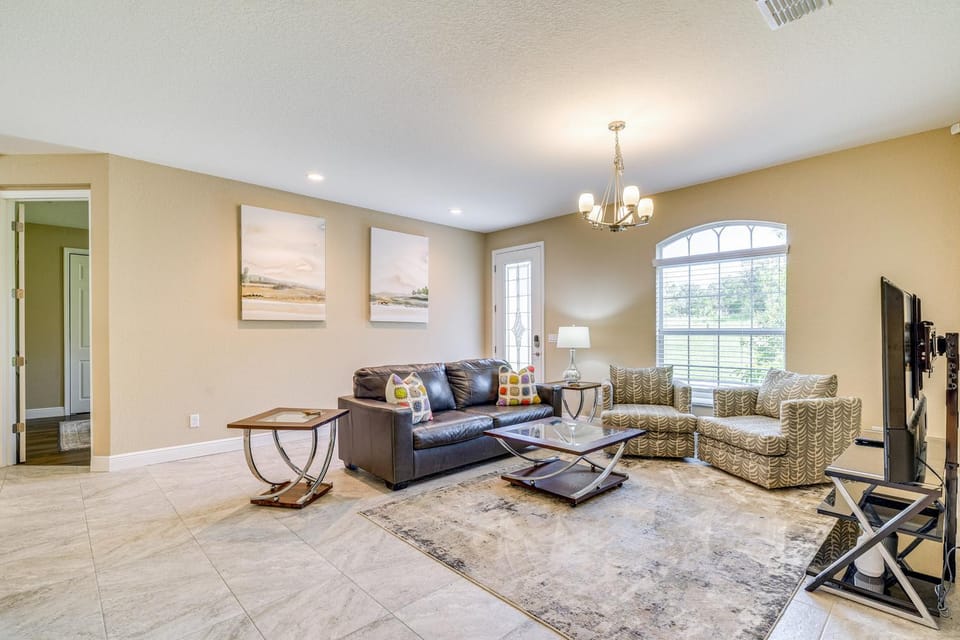 5 Mi to Weeki Wachee Springs! Poolside Retreat House in Florida