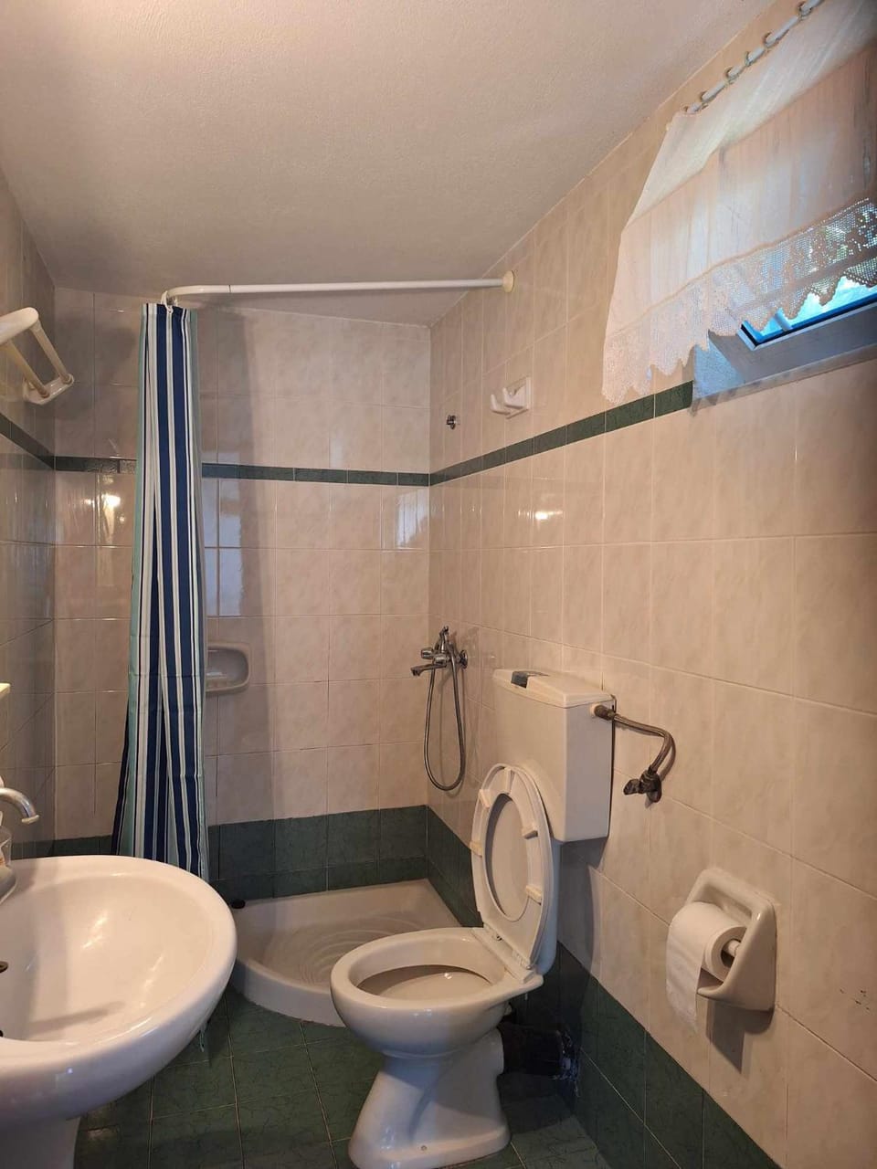 Shower, Toilet, Bathroom, towels