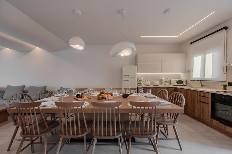 Coffee/tea facilities, Kitchen or kitchenette, Food and drinks, Dining area, Food, stove