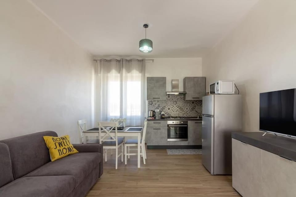 TV and multimedia, Kitchen or kitchenette, Living room, Seating area, Dining area, oven, stove