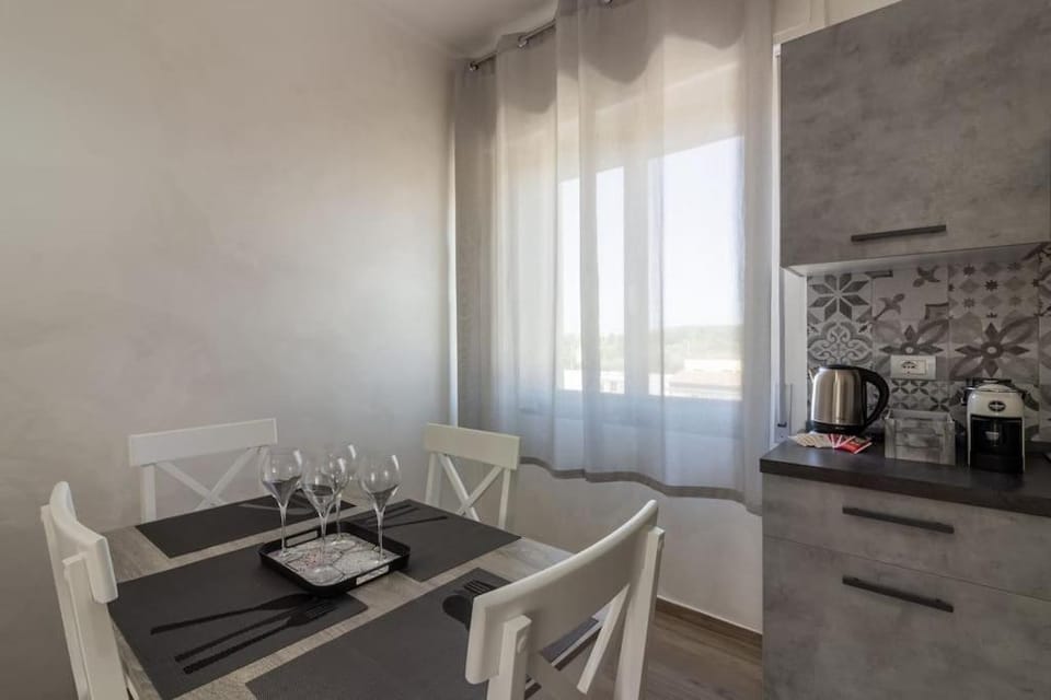 Coffee/tea facilities, Kitchen or kitchenette, Dining area, stove