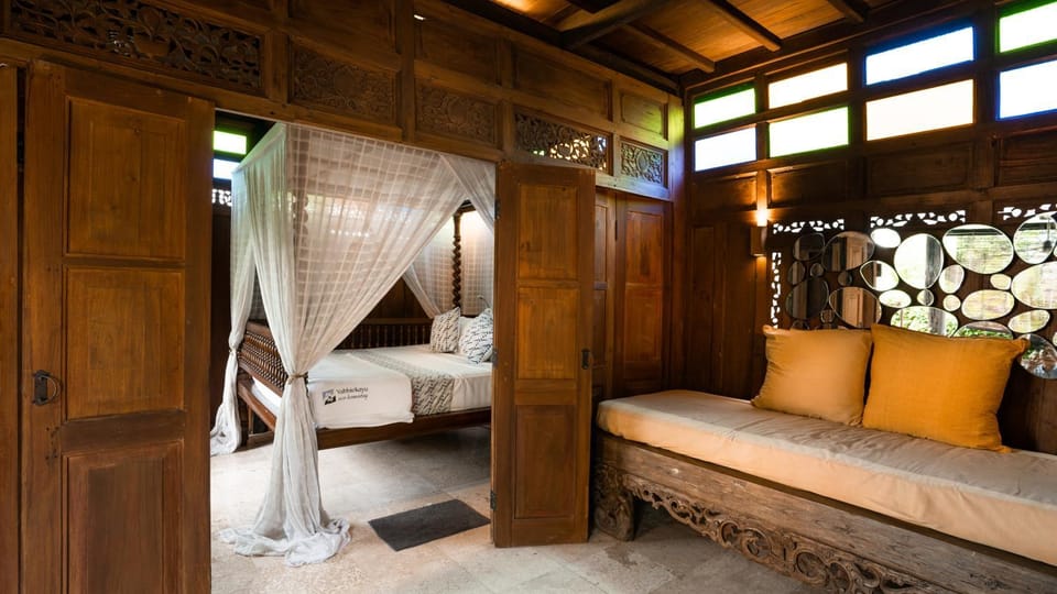Bed, Seating area, Bedroom, hair dresser