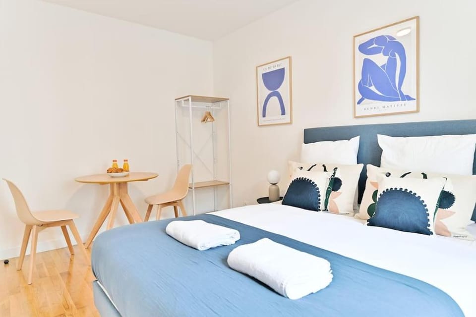 Bed, Photo of the whole room, Dining area