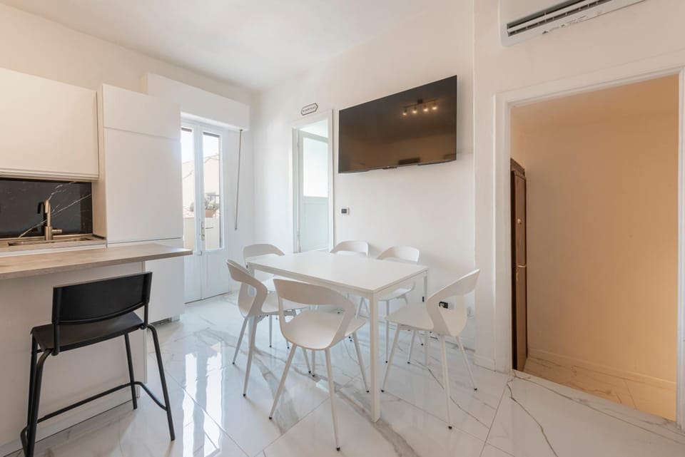 TV and multimedia, Kitchen or kitchenette, Living room, Dining area, air conditioner