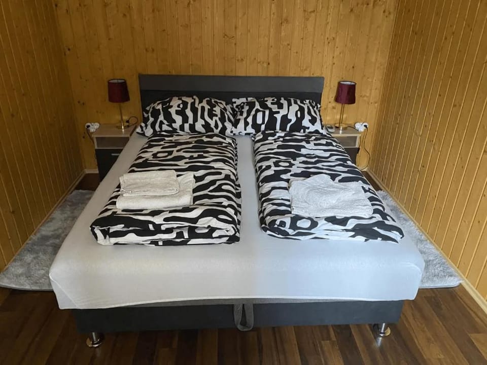 Bed, Night, TV and multimedia, Photo of the whole room, Bedroom, Lake view