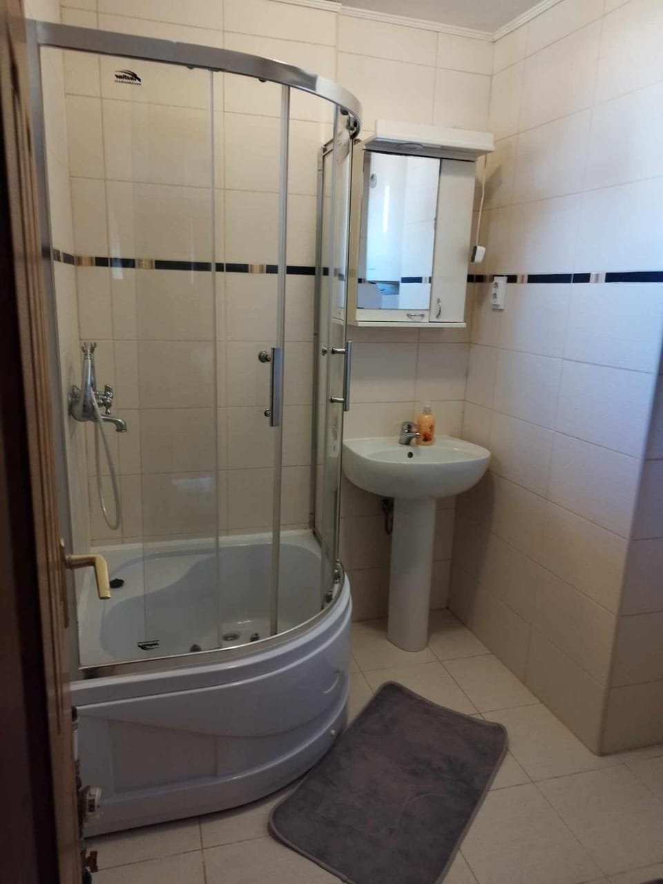 Shower, Toilet, Day, Night, Bathroom, Time of day, Sunrise, Sunset, towels