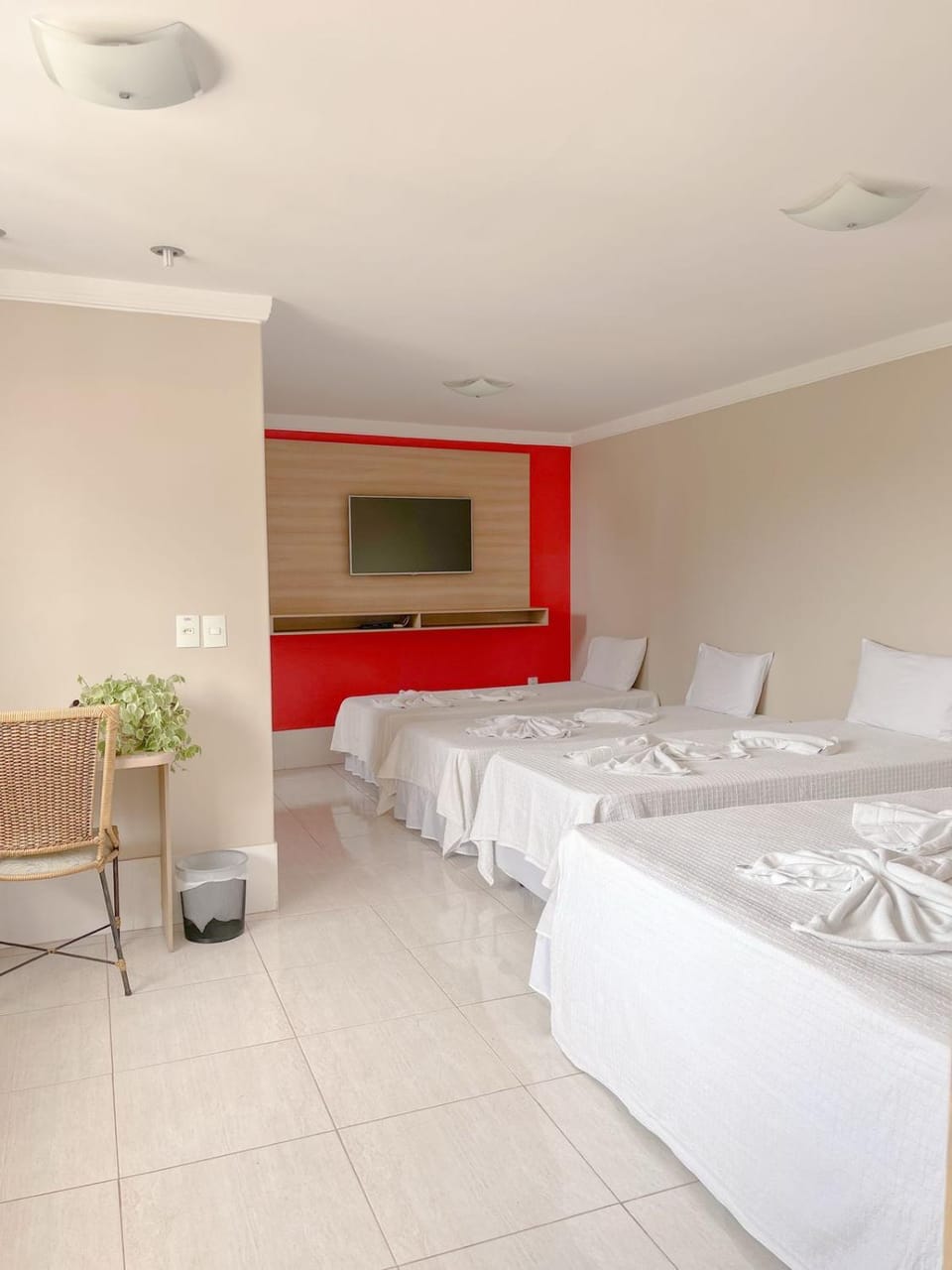 Bed, TV and multimedia, Photo of the whole room, Bedroom, towels, air conditioner