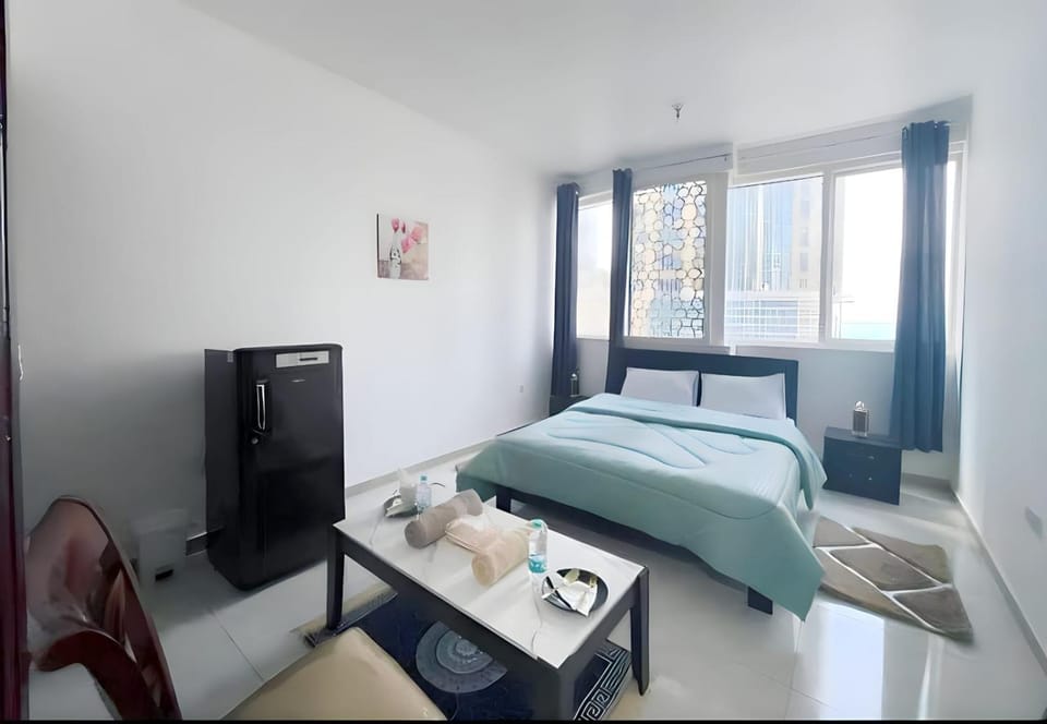 Cornich Street - Suave Sea View Room Hostel in Abu Dhabi