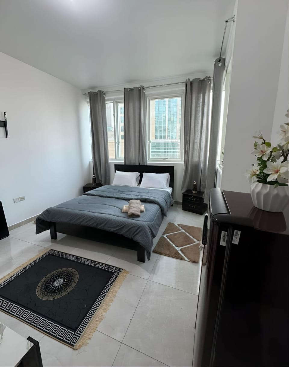 Cornich Street - Suave Sea View Room Hostel in Abu Dhabi