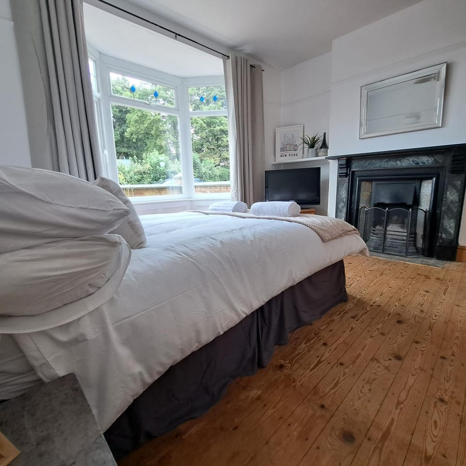 Bed, Photo of the whole room, Bedroom