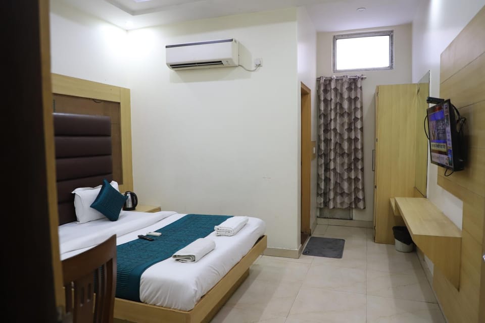 Bed, Photo of the whole room, Bedroom, towels, wardrobe, air conditioner