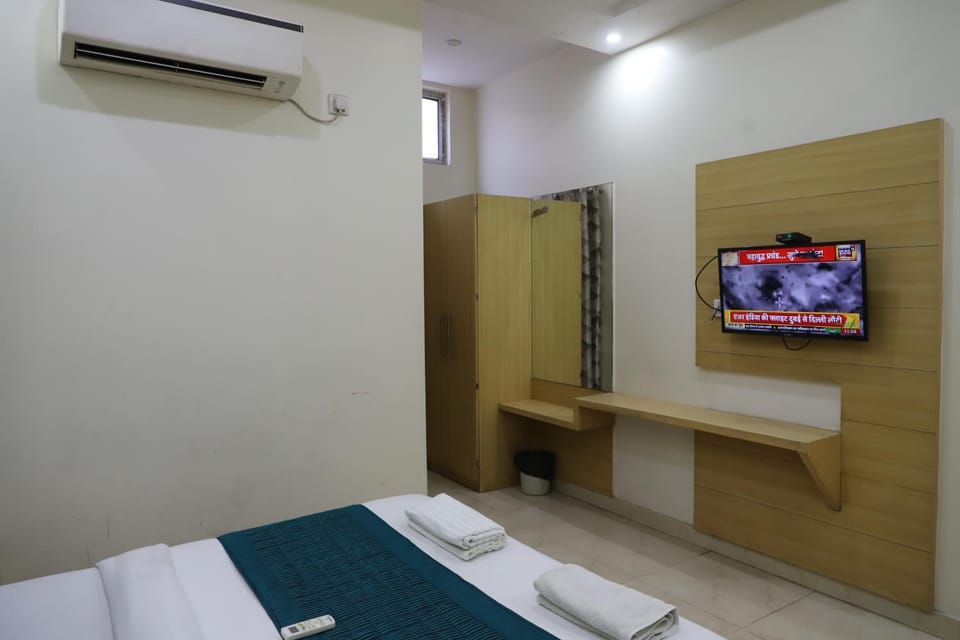 Bed, TV and multimedia, Photo of the whole room, Bedroom, towels, wardrobe, air conditioner