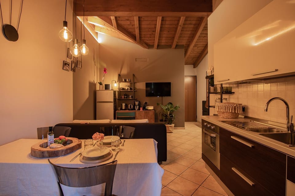 TV and multimedia, Coffee/tea facilities, Kitchen or kitchenette, Living room, Seating area, Dining area, oven, pet friendly