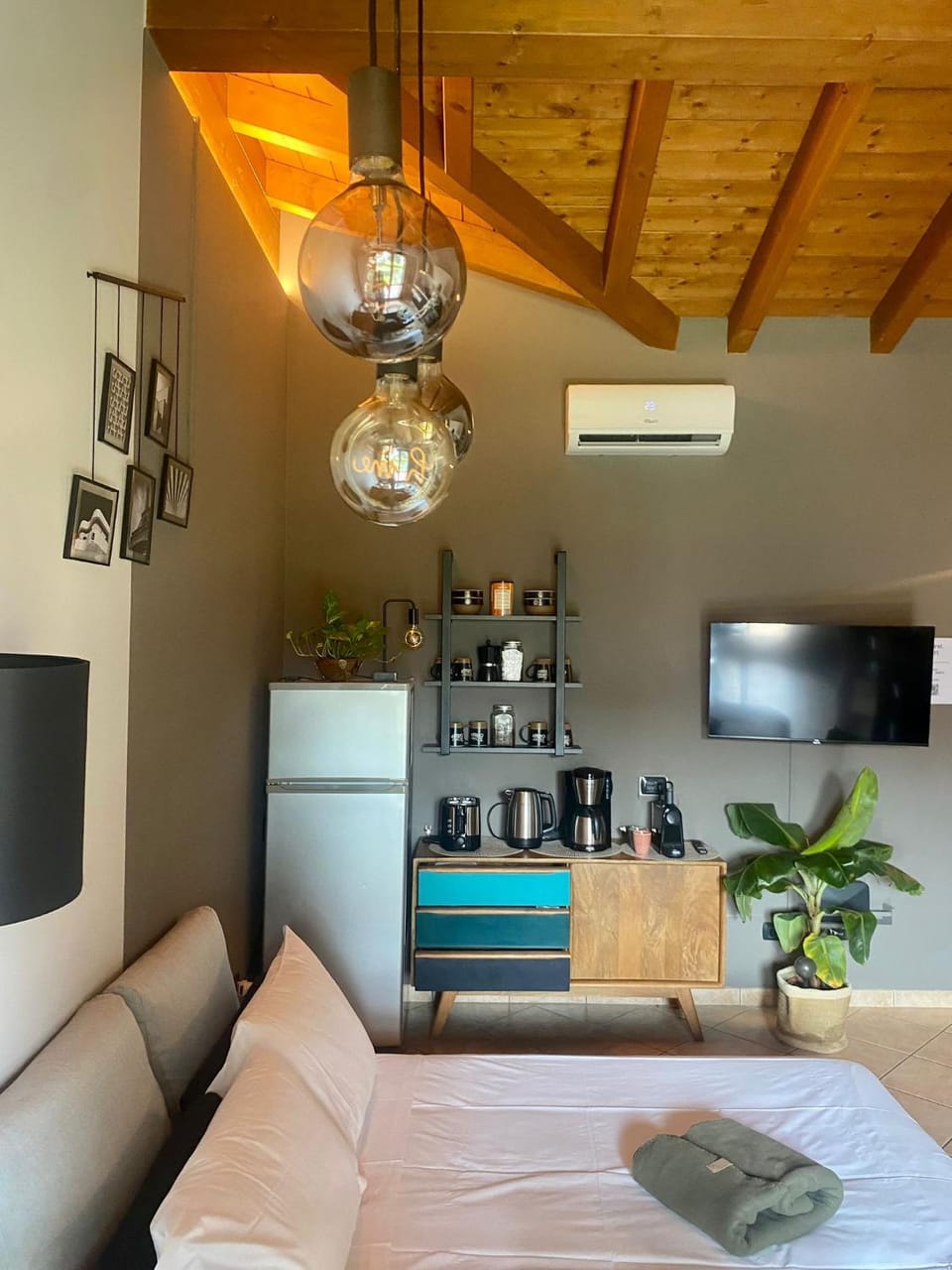 Bed, TV and multimedia, Photo of the whole room, air conditioner