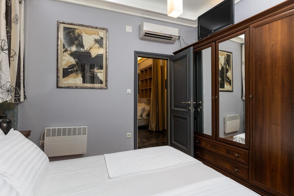 Bedroom, wardrobe, air conditioner
