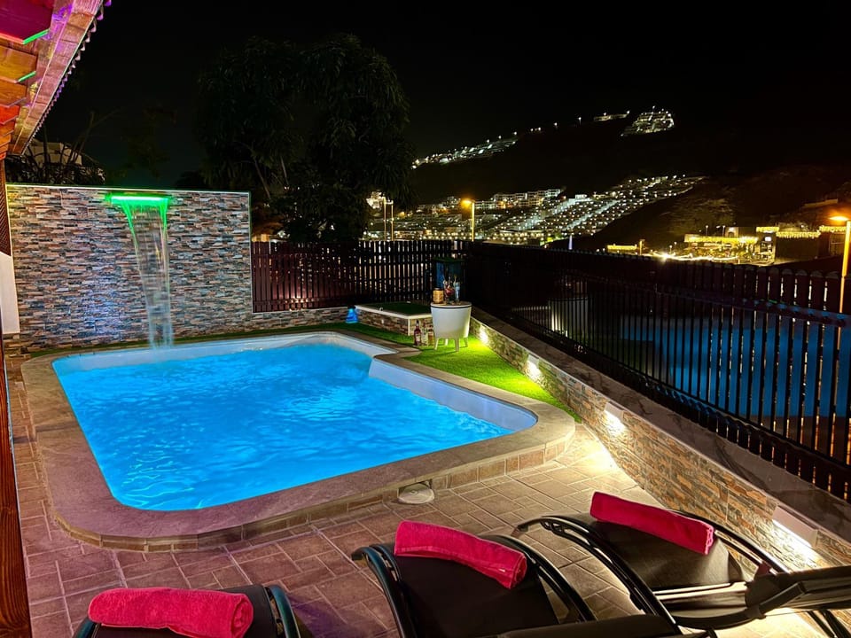 Night, Pool view, Swimming pool, sunbed