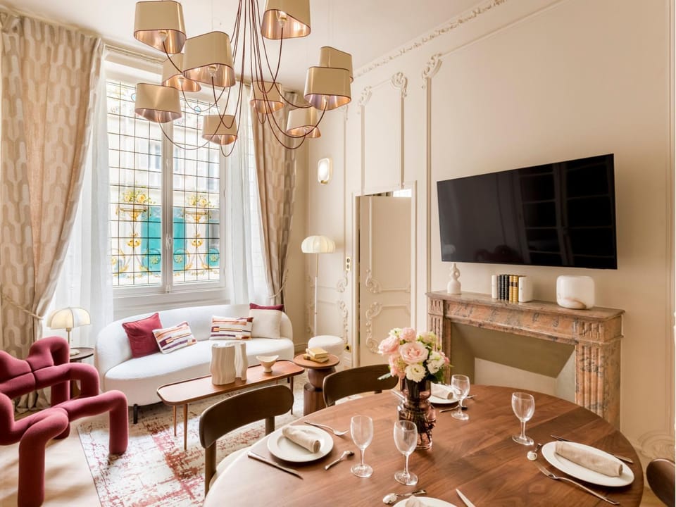 Communal lounge/ TV room, TV and multimedia, Living room, Seating area, Dining area