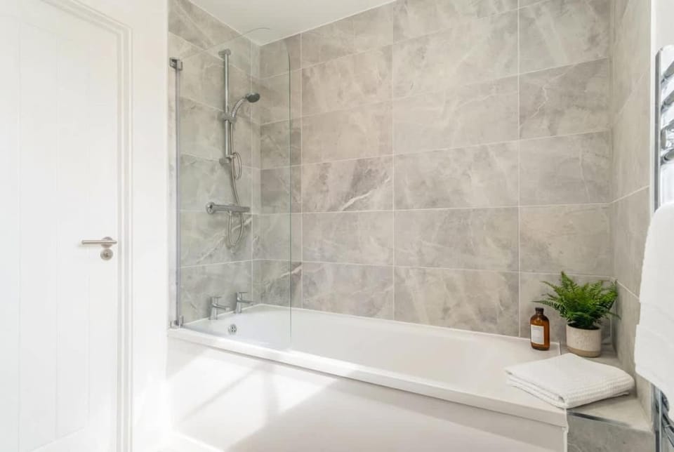 Bright 1 Bed Apartment in Central Wrexham Apartment in Wrexham