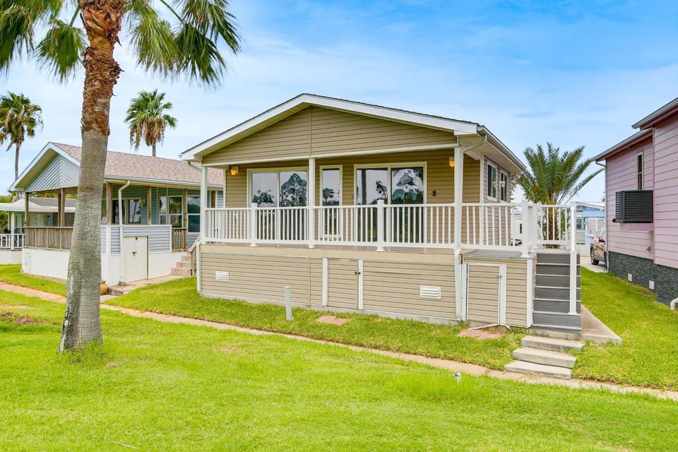 5 Mi to Beaches: Sunny Port Isabel Golf Retreat House in Port Isabel