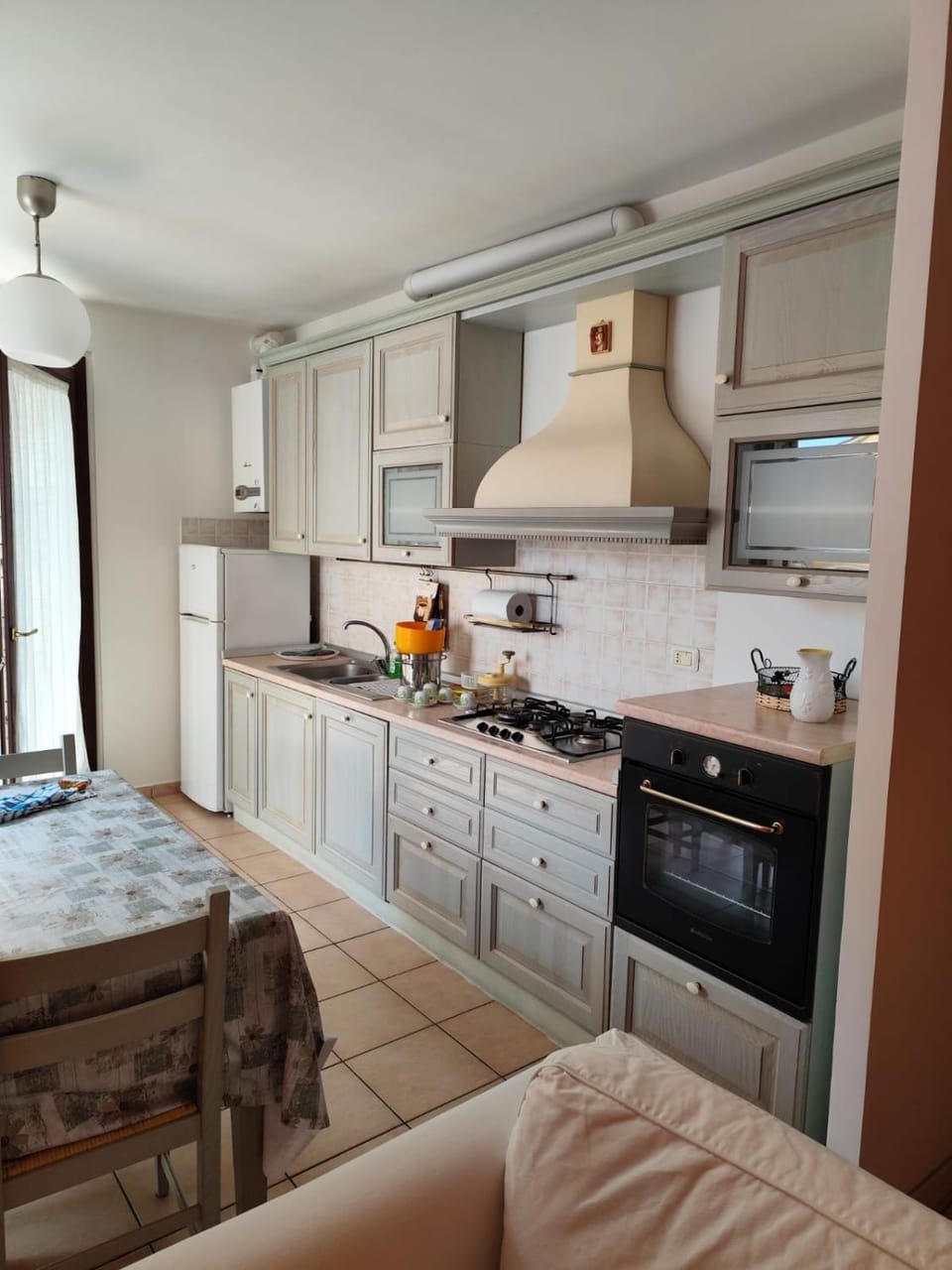 Kitchen or kitchenette, dishwasher, oven
