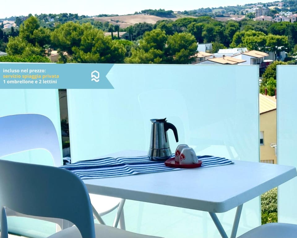M413 - Marcelli, quadrilocale fronte mare con vista e spiaggia privata Apartment in Marcelli