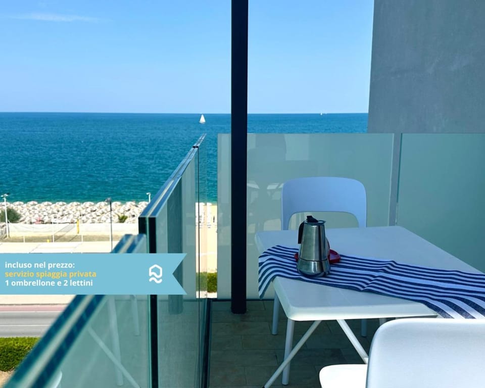 M413 - Marcelli, quadrilocale fronte mare con vista e spiaggia privata Apartment in Marcelli