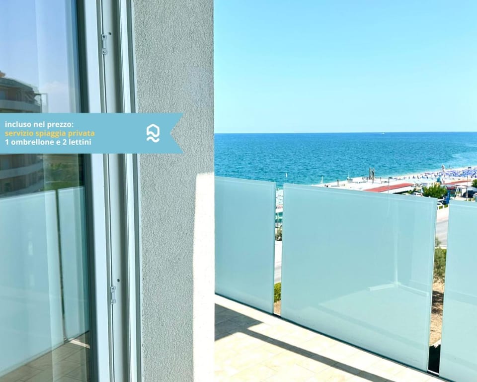 M413 - Marcelli, quadrilocale fronte mare con vista e spiaggia privata Apartment in Marcelli