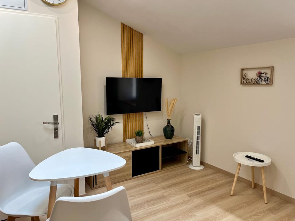 TV and multimedia, Living room, Seating area, Dining area, heating, internet